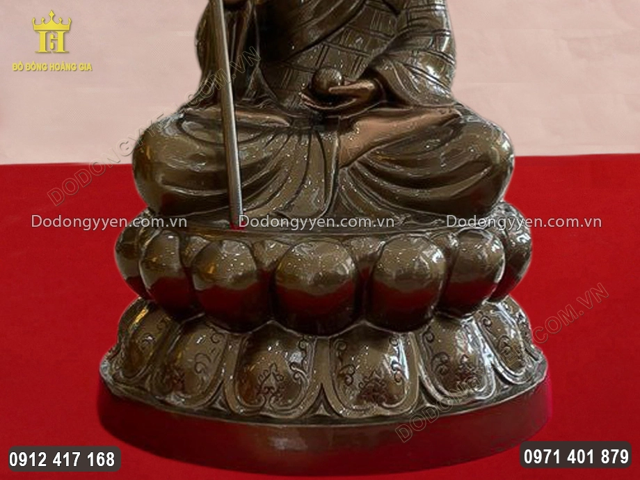 Ng&agrave;i ngồi theo thế kiết gi&agrave; tr&ecirc;n đ&agrave;i sen